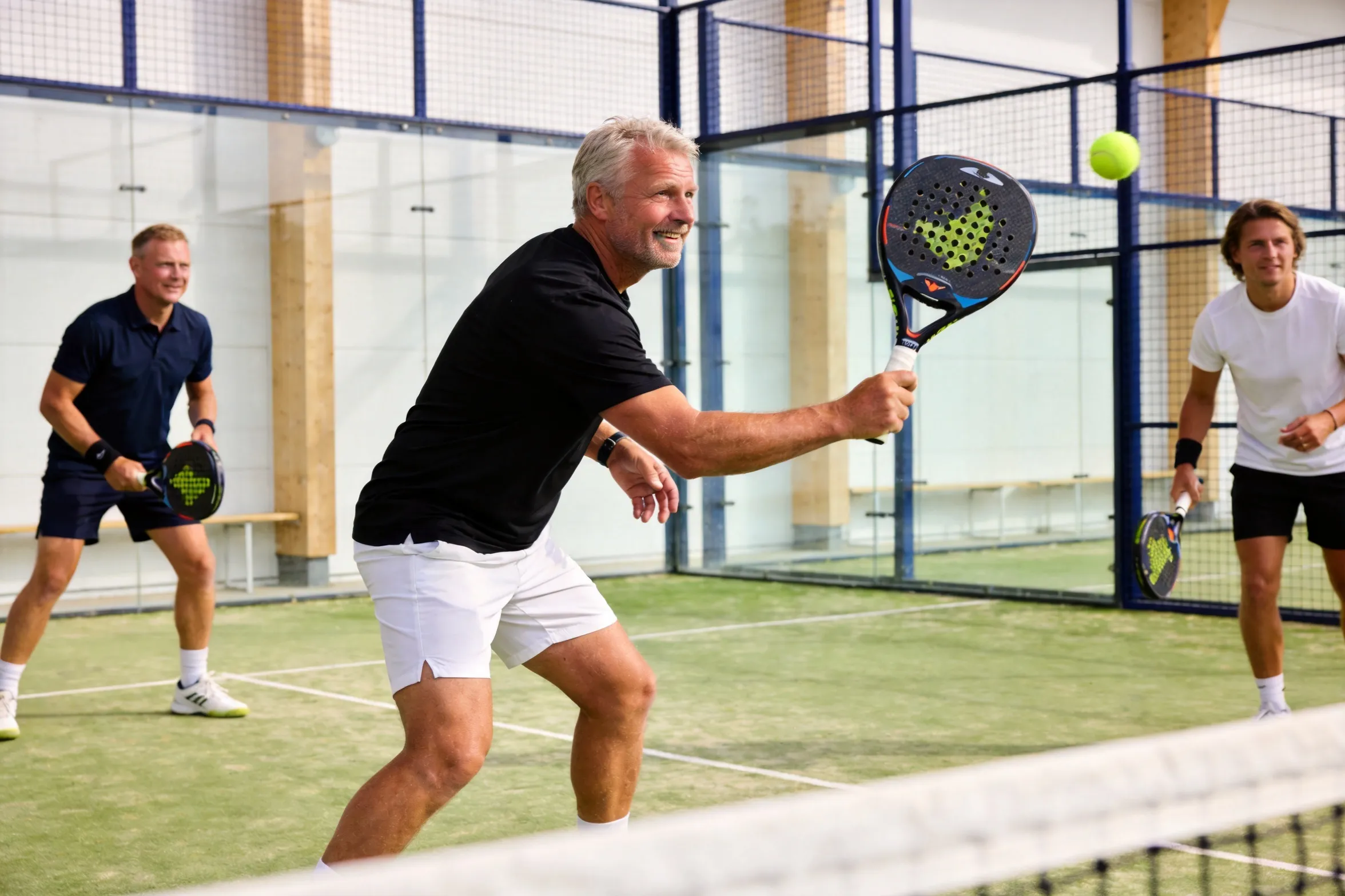 Firmahold spiller padel i en turnering